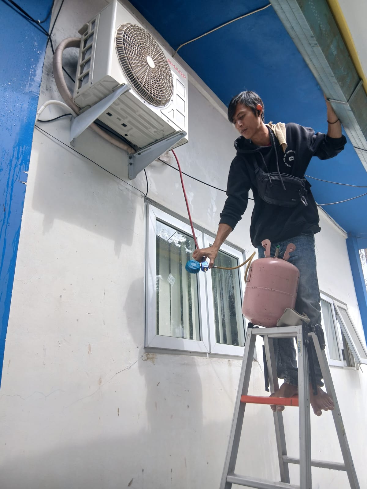 Tambah Freon AC